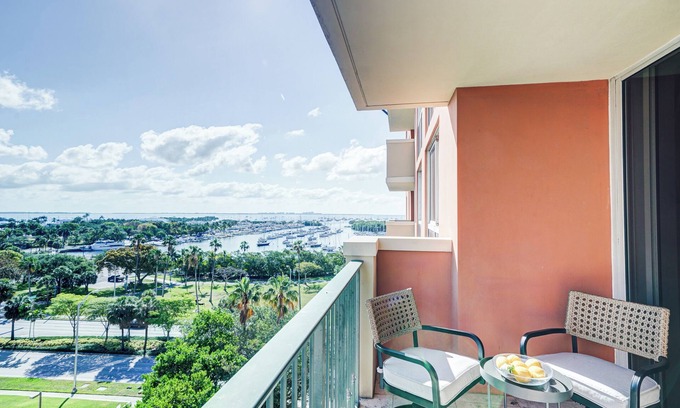 Coconut Grove Condo | Coconut Grove Beauty! 1/1 Bayview Condo w/Free Parking