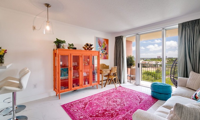 Coconut Grove Apartment | Coconut Grove Retreat, bayviews, 1 park incl, wkspace, Smart TV, Pool/hottub"