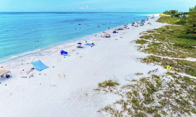 Holmes Beach Condo | Coconuts 106 - 1BR Gulf Front Condo - Anna Maria Island - By Island Real Estate