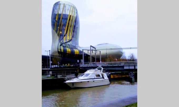 Bassins a Flot Boat Rental | Cocoon boat