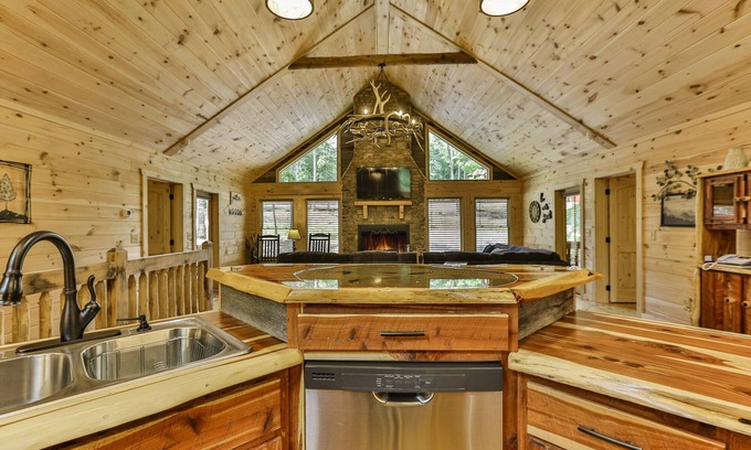 Mineral Bluff Cabin | COE-Z Cabin Escape - Beautiful, spacious ranch style cabin with Three King Bedrooms.