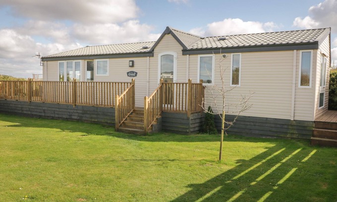 Trearddur Bay Cottage | COED LLAI LODGE, pet friendly, with a garden in Trearddur Bay