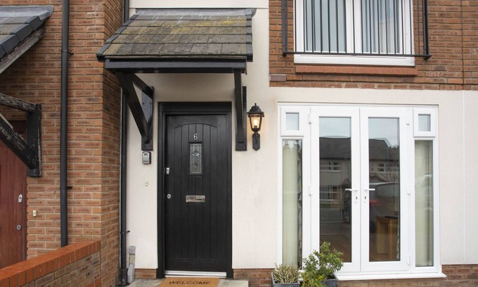Conwy Cottage | COED Y FELIN, pet friendly, with a garden in Conwy