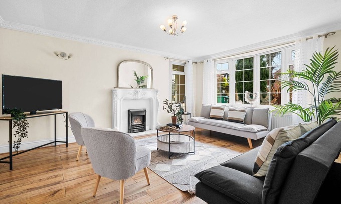 Bramcote House | Cohost Partners Charming 5BR Home with Garden & Parking