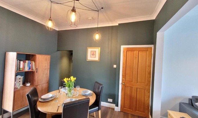 York House | Colenso St - 2 bed house by Bishy Road & River