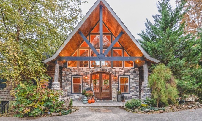 Pittsburg Cabin | Colibri Cabin on a peaceful lake, with a hot tub!
