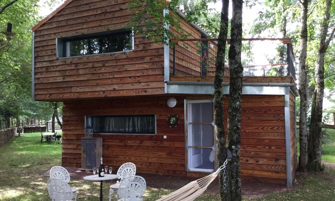 Brigne Cottage | Colibriloc Unusual lodging Nature Pond Aviary