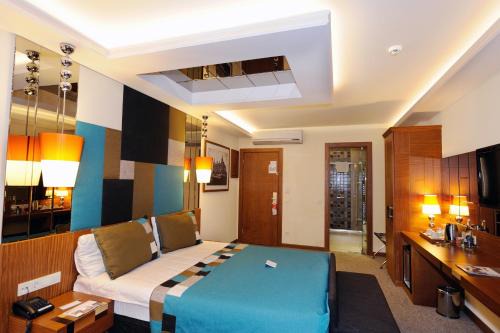 Asmali Mescit Hotel | Collage Pera Hotel