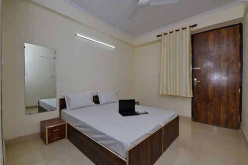 Udyog Vihar Hotel | Collection O Cybercity Metro Station Gurugram