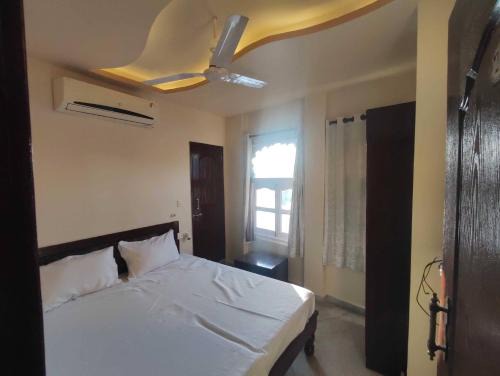 Lake Swaroop Sagar Hotel | Collection O Girwa Udaipur