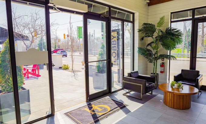 Grand Bend Hotel | Colonial Hotel & Suites