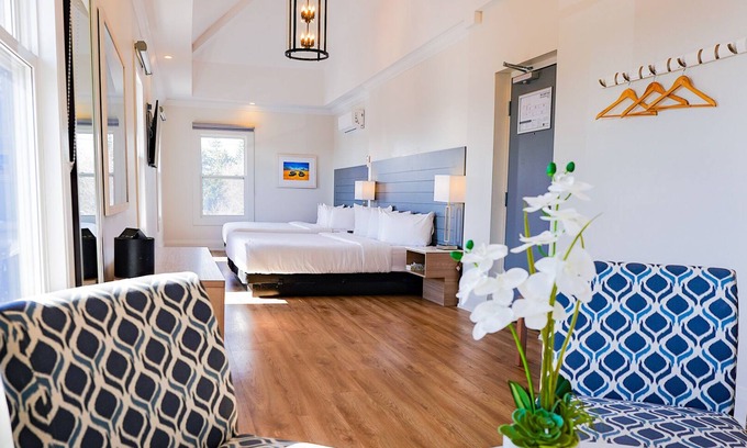 Grand Bend Hotel | Colonial Hotel & Suites - Tower Room/Double king suite