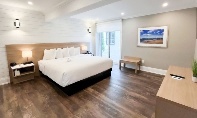 Grand Bend Hotel | Colonial Hotel & Suites - Brenner Premium King