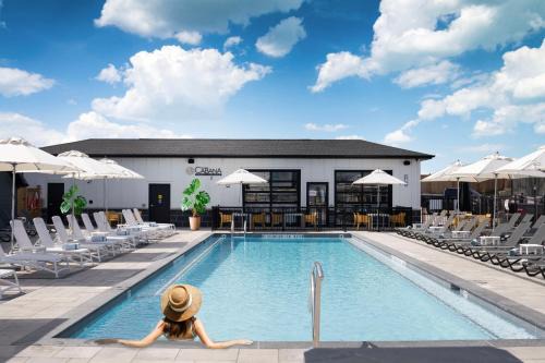 Grand Bend Hotel | Colonial Hotel & Suites