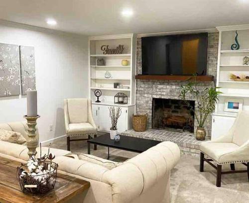 Roswell House | Colonial Stay- 7 BR-up to 14 Guests