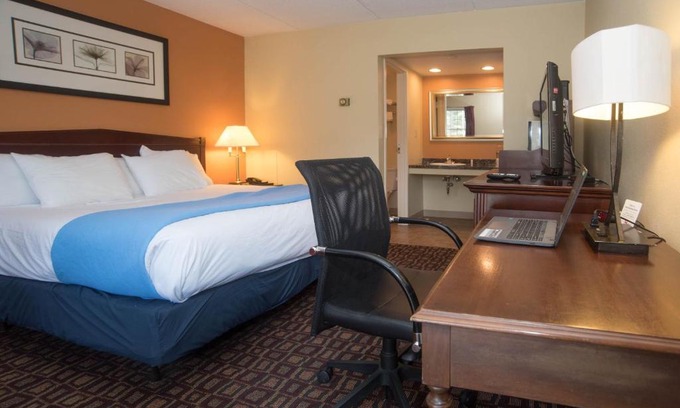 Lyndon Center Hotel | Colonnade Inn