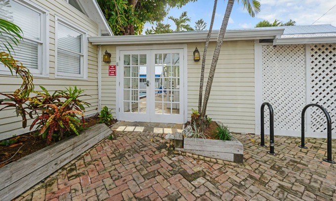 Old Town Cottage | Colony Poolside: A charming bungalow near Duval Street