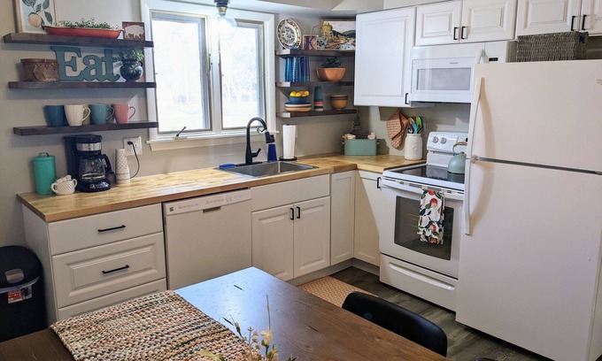 Manhattan House | Colorful & Bright Blue Ranch House close to KSU Football stadium