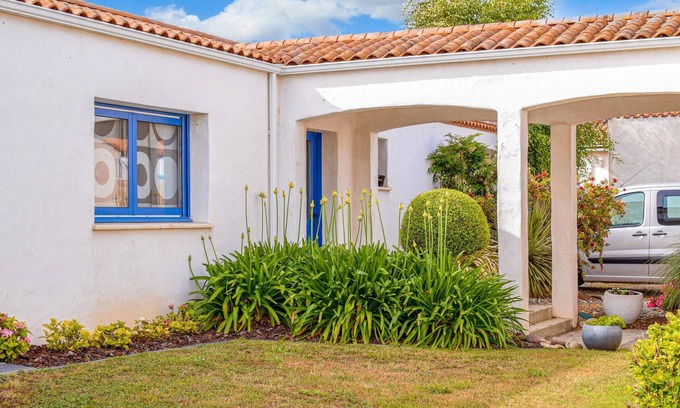 Marennes House | Colorful house invites to explore the Atlantic coast.