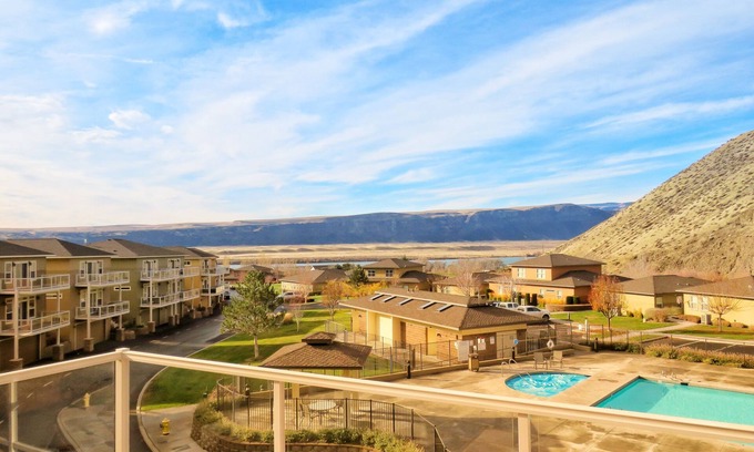 Quincy House | !Columbia Canyon Poolside Paradise! Book now for summer! UNLIMITED FREE GOLF!