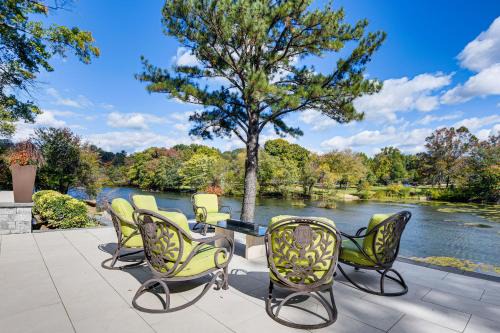 Columbia Apartment | Columbia Lakefront Escape Serenity Room and Patio