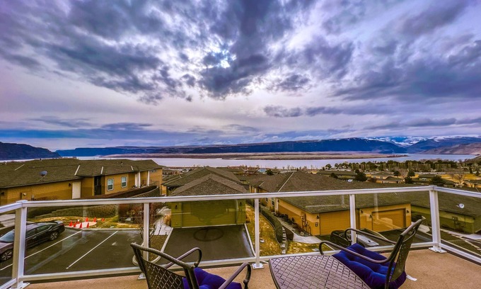 Quincy House | Columbia River Home Minutes to Water Sports, Golf & Wine Tasting