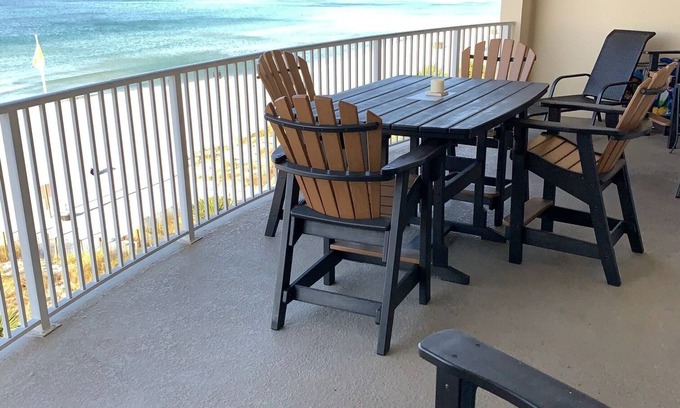 Long Beach Condo | Come and enjoy a beachfront condo on the white sands of the Gulf!