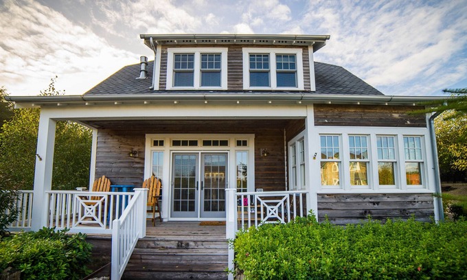 Seabrook House | Come Escape to Beach Walk Cottage at the “Old Stump” at Seabrook