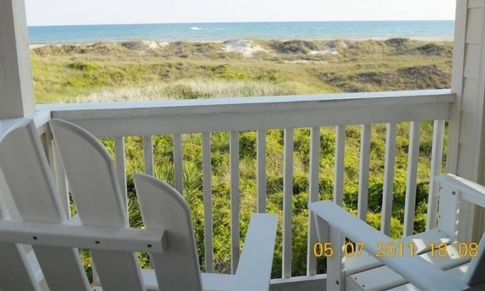 Atlantic Beach Condo | Come Let the Daily Grind Be Whisked Away by the Ocean Breeze.