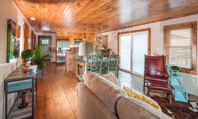 Leicester Cottage | Come pet the farm animals and enjoy mountain views