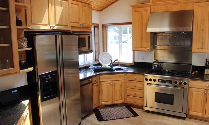 Seaside House | Come stay at Seaside's Finest, One block to the beach!