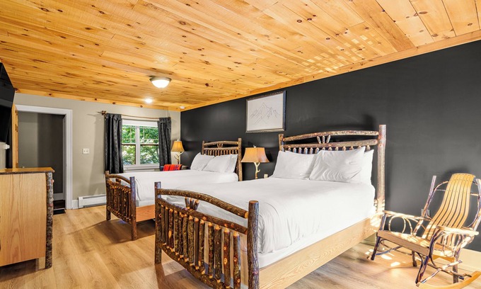 North Creek Condo | Come stay at the Alpine Lodge for amazing views!