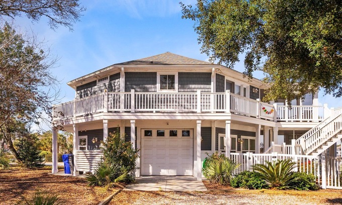 St. James House | Come to Castaways! Beautiful 3 bedroom waterfront home with private dock!