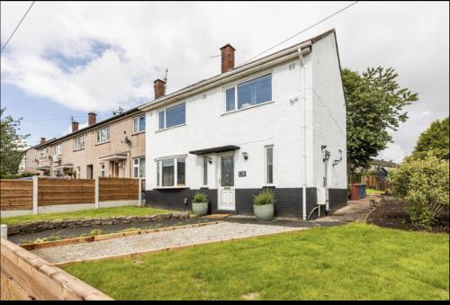 Belthorn House | Come & unwind in Charming 5 Bed House in Blackburn