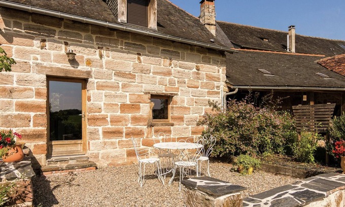 Saint-Bonnet-la-Riviere Cottage | Comfortable gîte with swimming pool