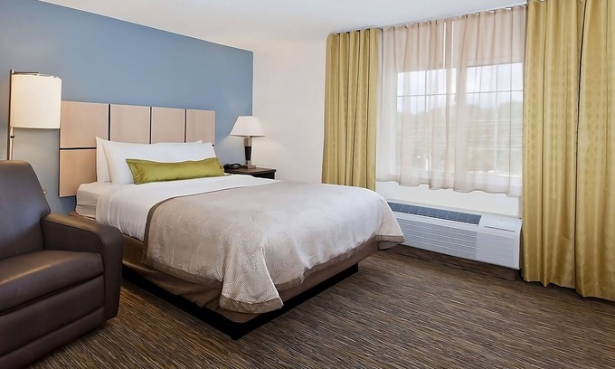 Horsham House | Comfort and Convenience! Free Parking, Pets Allowed, Minutes to Speed Raceway