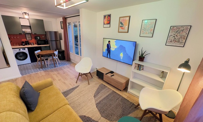 Domont Apartment | Comfort and greenery: modern 2-room apartment with parking in Domont