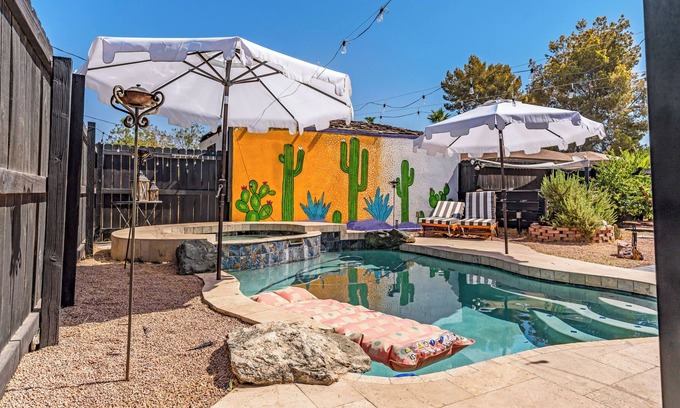 Coronado House | Comfort and relaxation in this charming mid-century house.