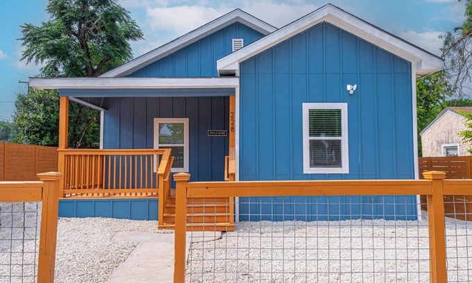 Historic Garderns House | Comfort and Style 4BR/3BA Near Riverwalk and Dtown
