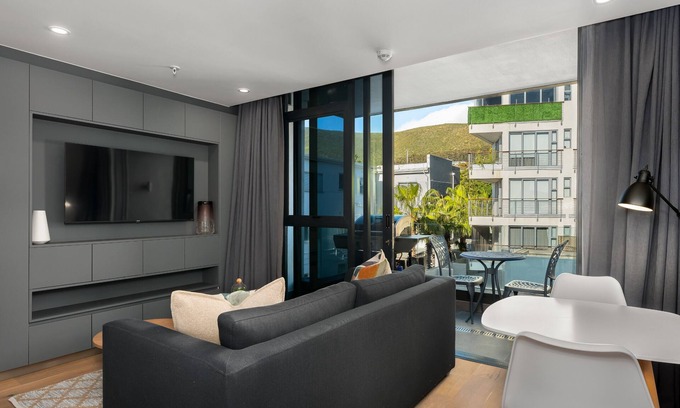 Sea Point Apartment | Comfort at The Avant with Pool and Braai @ Sea Point