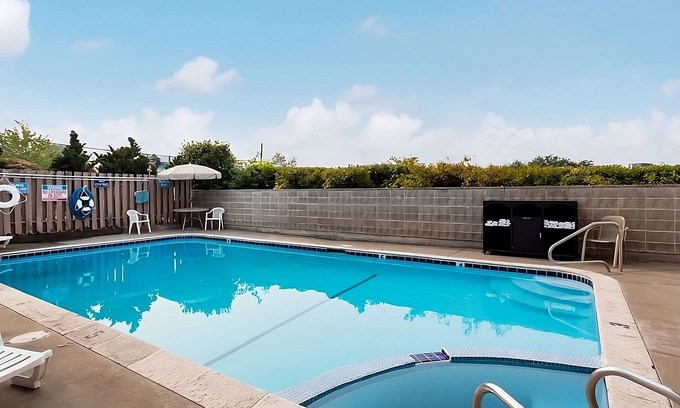 Grants Pass Resort | Comfort & Convenience! 3 Spacious Units w/Swimming Pool Access. Free Breakfast!