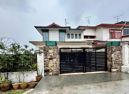 Taman Pelangi House | Comfort Gather Near CIQ 5B3B