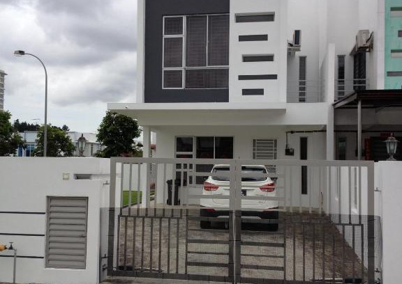 Bukit Indah 2 House | Comfort Holiday Home @ Bukit Indah