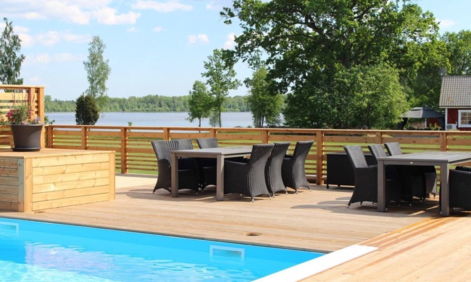 Vackelsang Ski Chalet | Comfort holiday home with lake location, motor boat and pool
