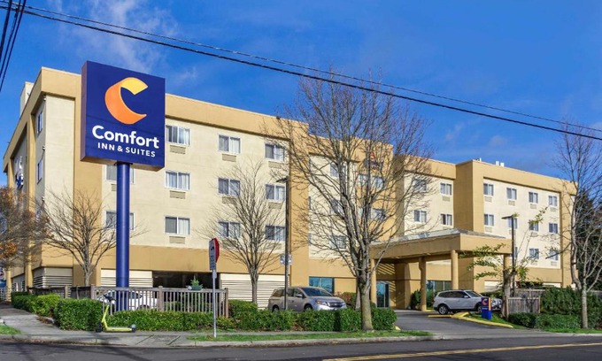 Haller Lake Hotel | Comfort Inn & Suites Seattle North