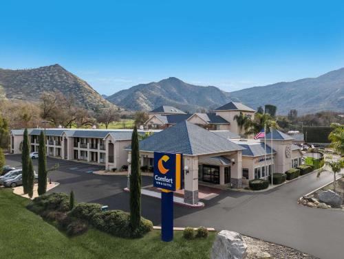Three Rivers Hotel | Comfort Inn & Suites Sequoia Kings Canyon