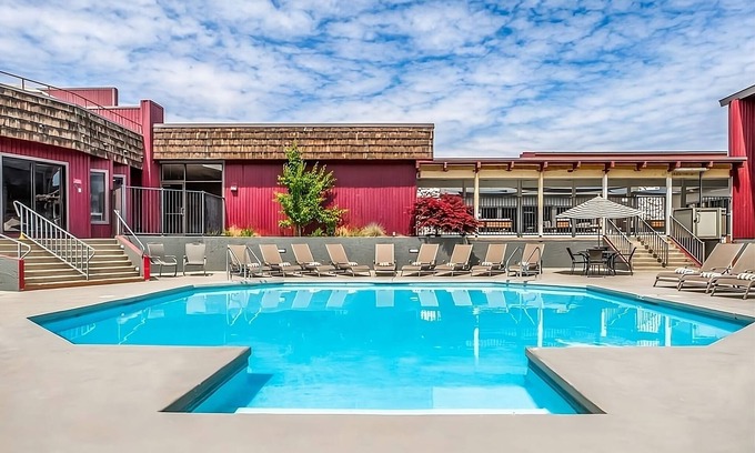 Tri-Cities Resort | Comfort Meets Affordability, Free Parking, Outdoor Pool, Pets Allowed