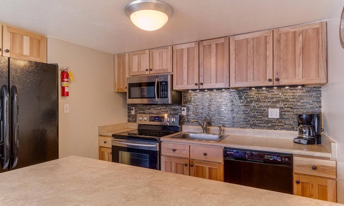 Copper Mountain Village Condo | Comfort & Value next to Ctr Village, steps to lifts, Mtn views, Free Pkg & Wifi