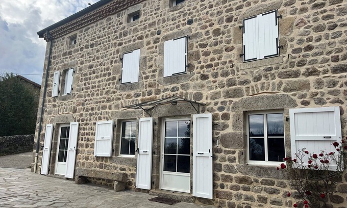 Saint-Pal-de-Chalencon Cottage | Comfortable accommodation in a quiet mountain setting
