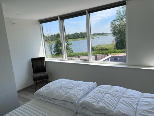 Oostburg House | Comfortabele woning mét omheinde tuin aan water voor 12 p